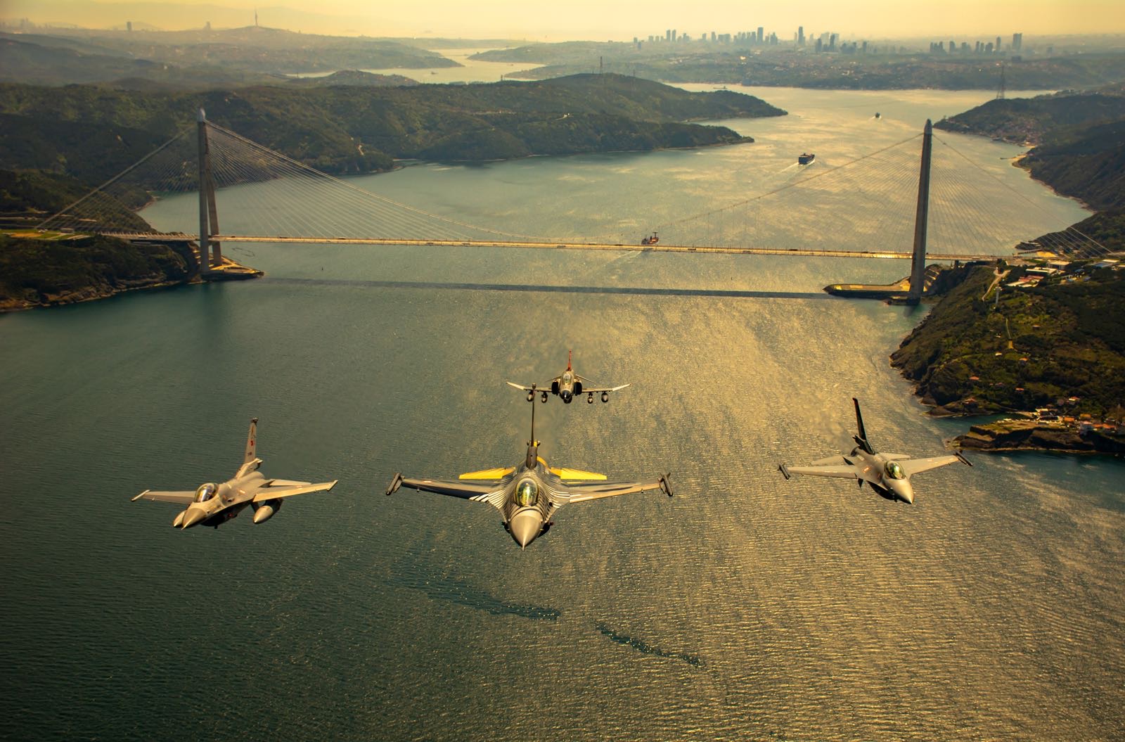 Türk Hava Kuvvetleri, TEKNOFEST 2023 İçin İstanbul Boğazı Üzerinde Selamlama Uçuşu Gerçekleştirdi 6