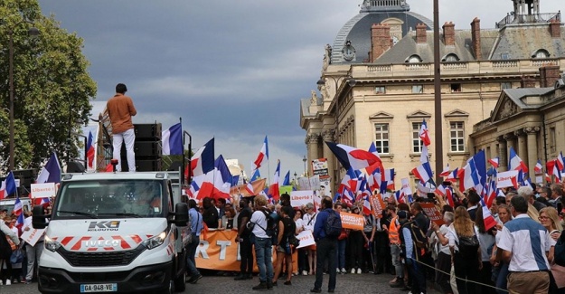 Fransa'da Kovid-19 aşı zorunluluğu karşıtları 7 haftadır gösteri düzenliyor