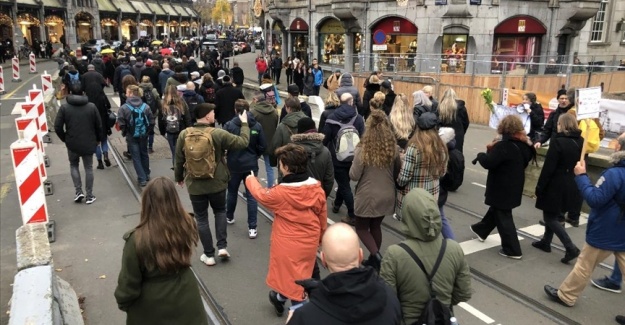 Hollanda'da Kovid-19 kısıtlamaları karşıtı gösteriler devam ediyor