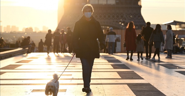 Fransa'da kapalı alanlarda maske zorunluluğu 14 Mart'ta kaldırılıyor