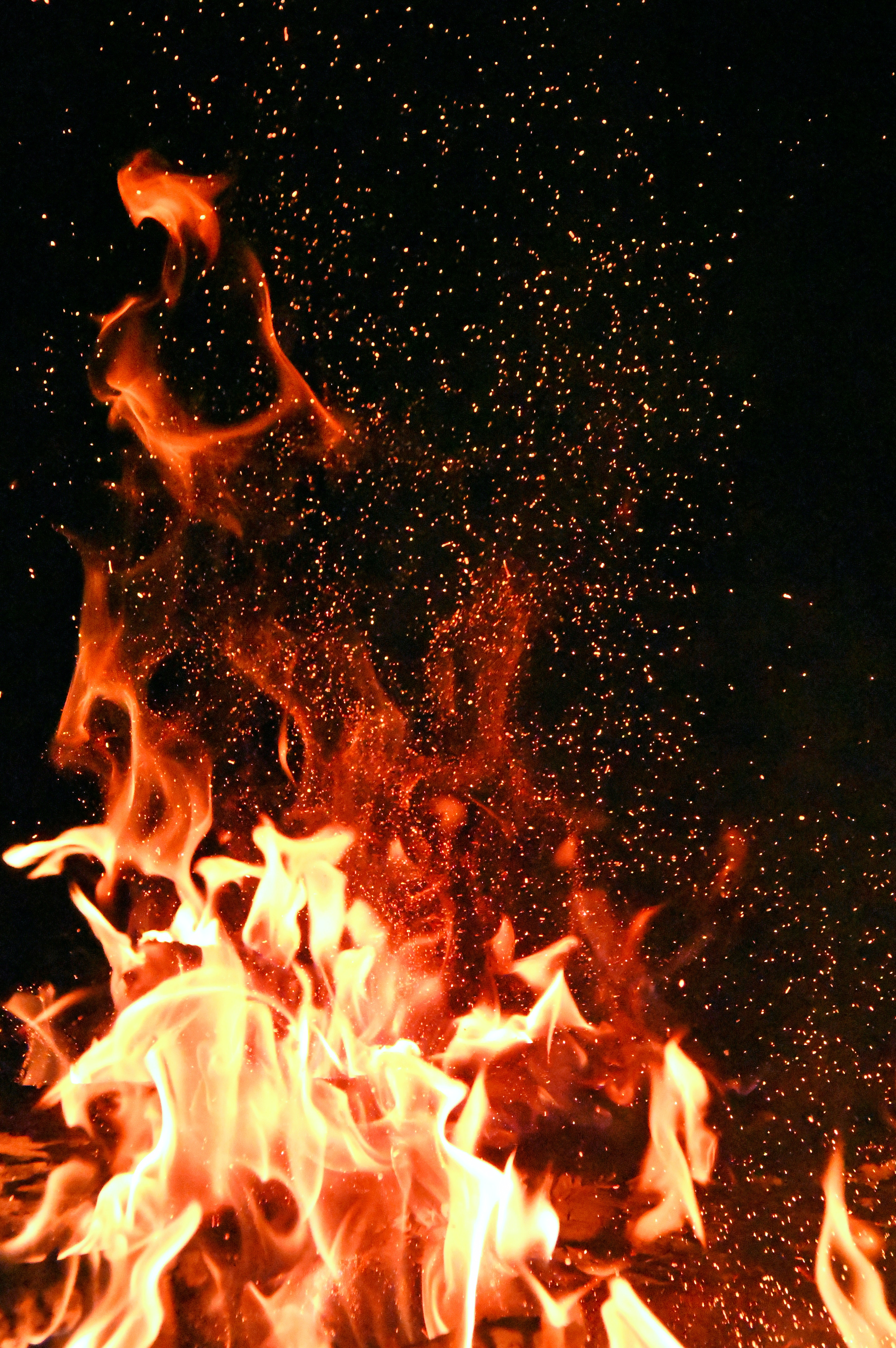 Rüyada ateş görmek ne anlama gelir?Rüyada yangın görmek hangi zorluklar ve sıkıntılarla ilişkilendirilir?