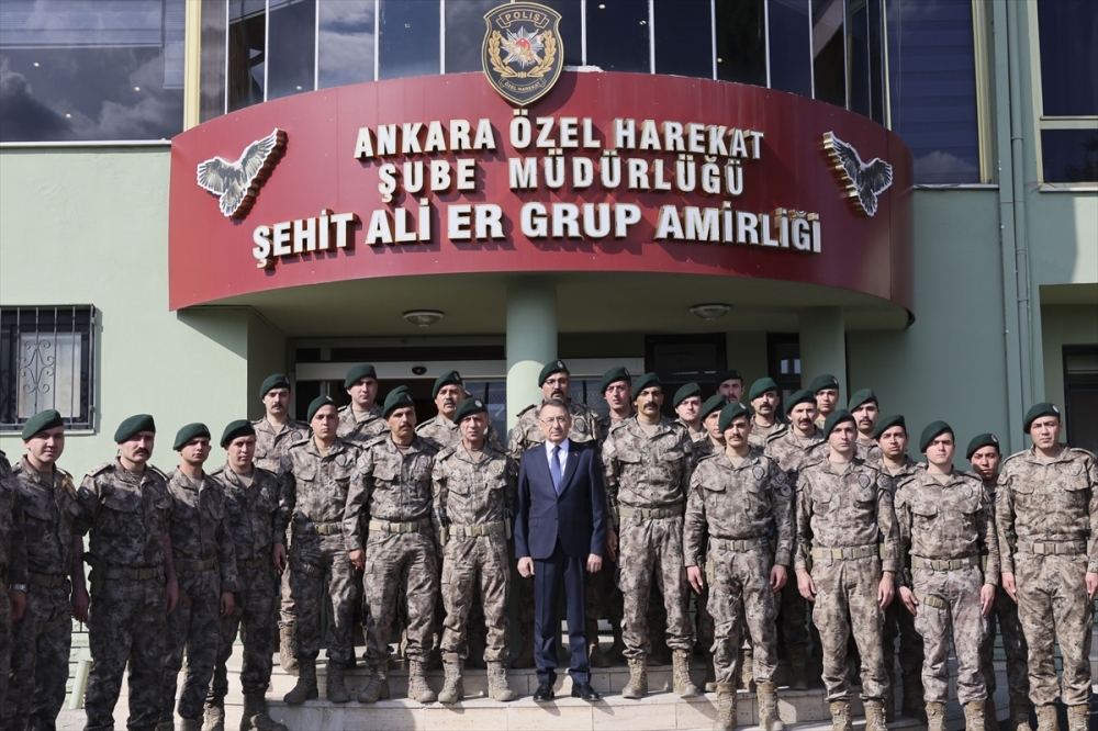 Cumhurbaşkanı Yardımcısı Oktay, şehit ailesine ve özel harekat polislerine bayram ziyaretinde bulundu