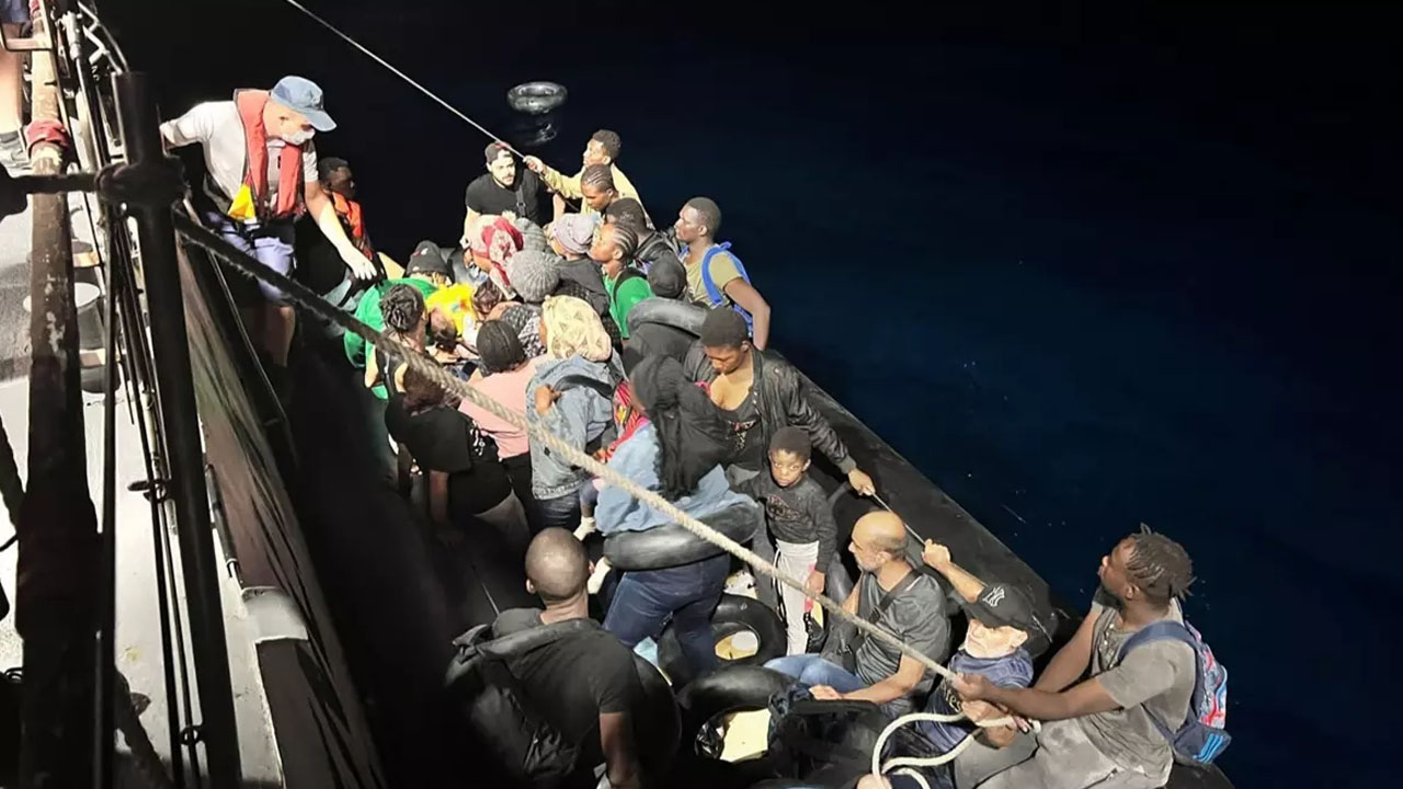 Türk kara sularına itilen düzensiz göçmen kurtarıldı