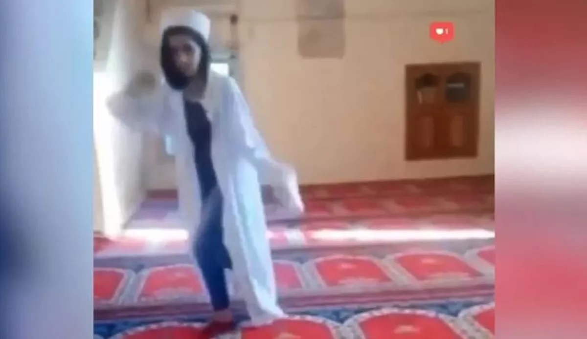 Yer: Malatya! Camide imam cübbesi giyip dans eden kız kim