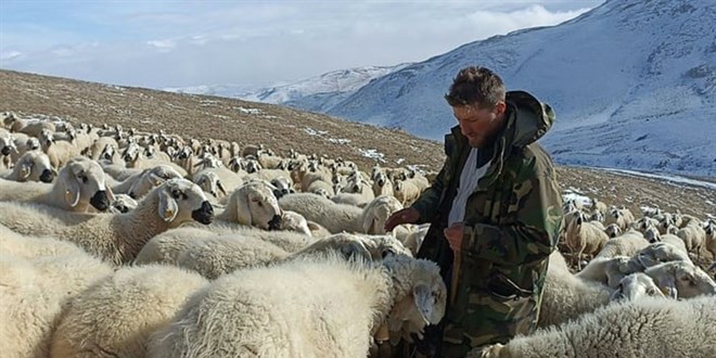 Bakan Kirişci türküleriyle sosyal medyada ilgi toplayan çoban Tarık Kara'yı makamında ağırladı