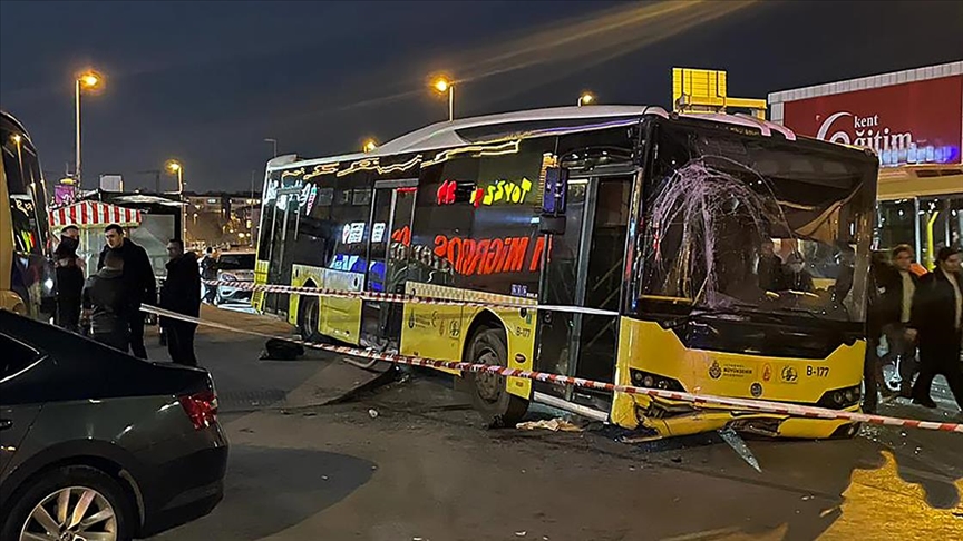 İstanbul Bahçelievler'de İETT otobüsünün sebep olduğu kaza anı kameralar tarafından kaydedildi