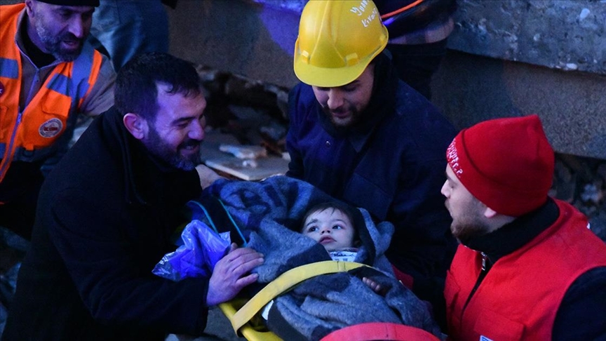 Yıkılan binanın enkazından yaklaşık 40 saat sonra anne baba ve ikiz çocukları kurtarıldı