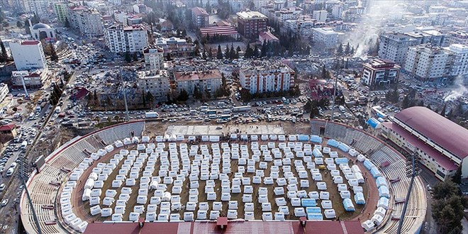 12 Şubat Stadyumu'nda depremzedeler için çadırlar kuruldu