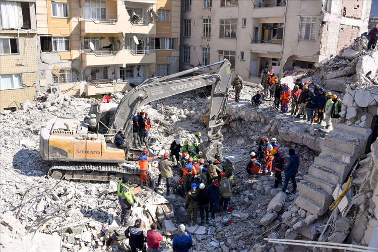 Hatay'da yıkılan binanın enkazında kalan 26 yaşındaki Emine Akgül, 201. saatte kurtarıldı