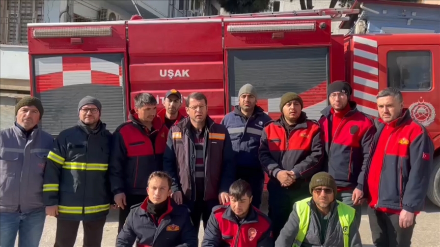 Hatay'a ulaşan ilk ekiplerden Uşak Belediyesi itfaiye personeli depremzedeler için seferber oldu