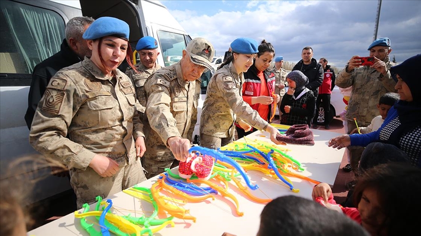 Kahramanmaraş'ta Mehmetçik depremzede çocuklara oyuncak dağıttı