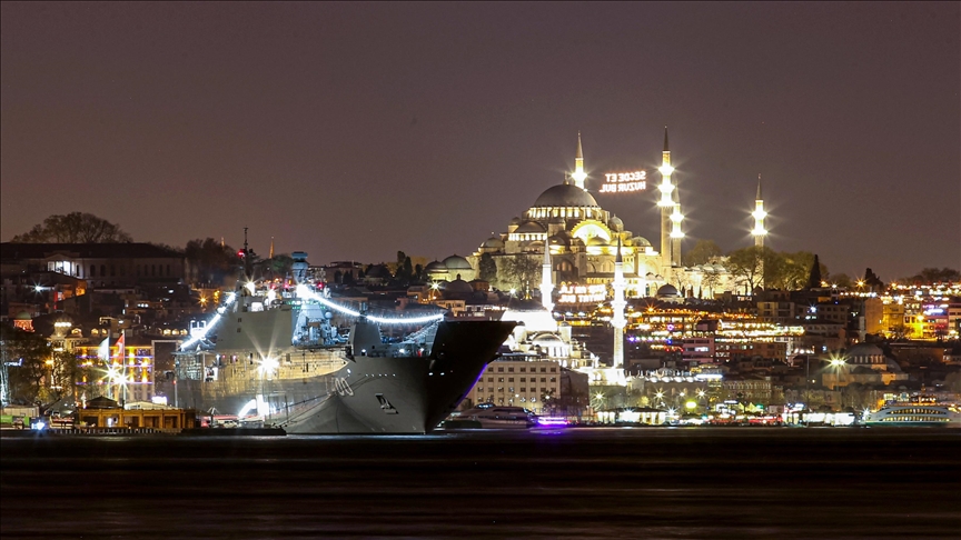 TCG Anadolu gemisi Sarayburnu'nda vatandaşların ziyaretine açıldı
