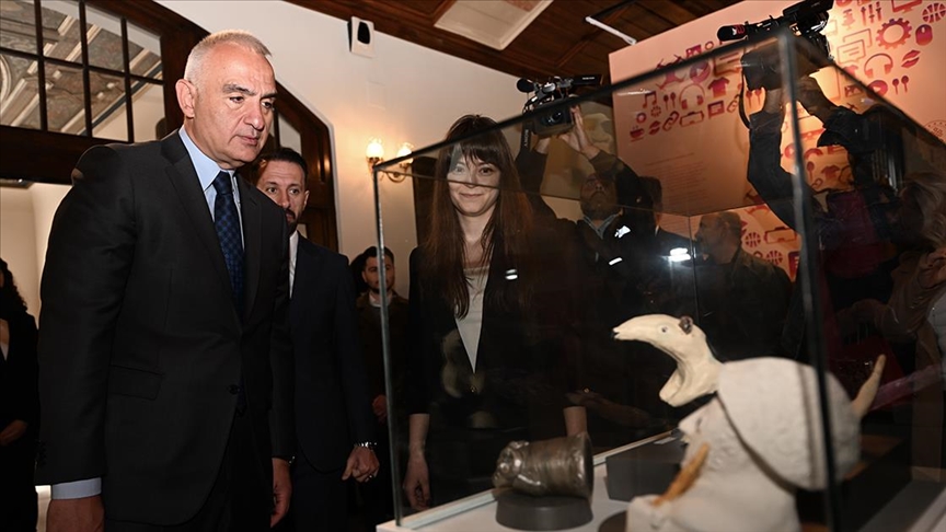Bakan Ersoy, Cumhuriyet Müzesi'nde 23 Nisan dolayısıyla açılan sergileri ziyaret etti