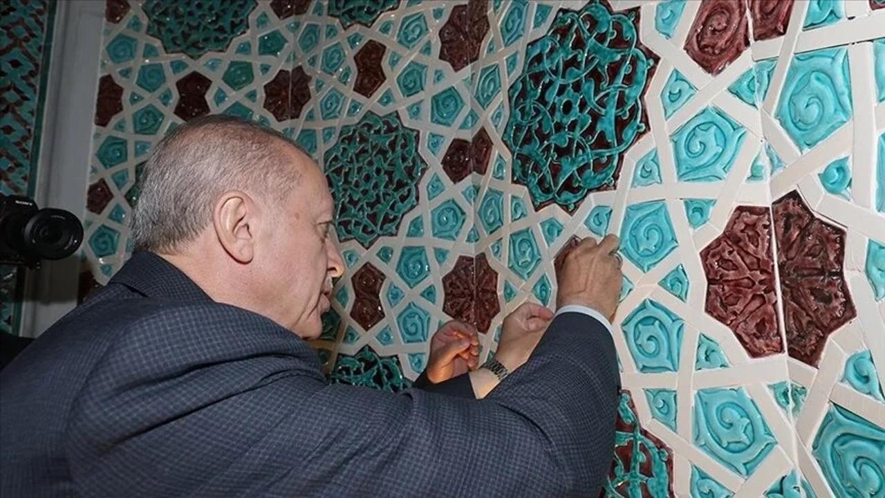 Cumhurbaşkanı Erdoğan, Barbaros Hayrettin Paşa Camii'nde kilit taşı son çiniyi mihraba yerleştirdi