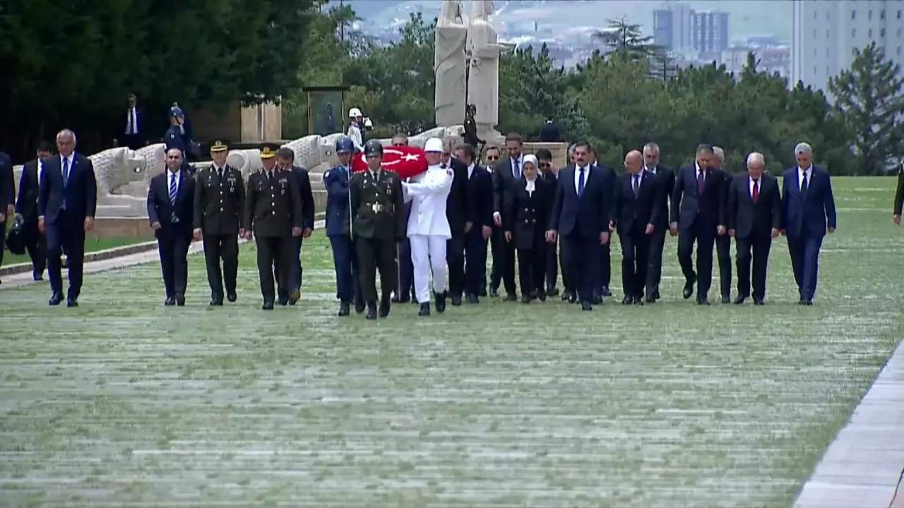 Cumhurbaşkanı Erdoğan yeni Cumhurbaşkanlığı Kabinesi üyeleriyle Anıtkabir'i ziyaret etti