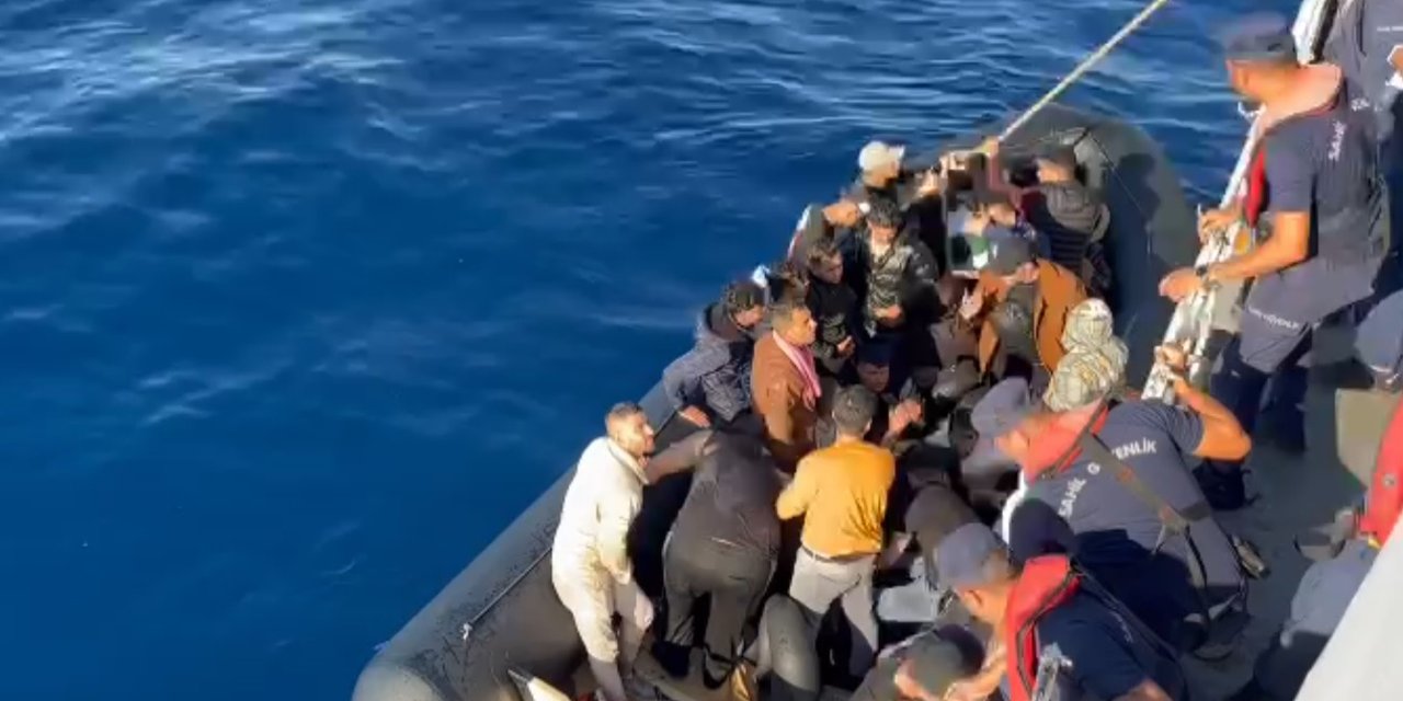 İzmir açıklarında 96 düzensiz göçmen kurtarıldı, 24 göçmen yakalandı
