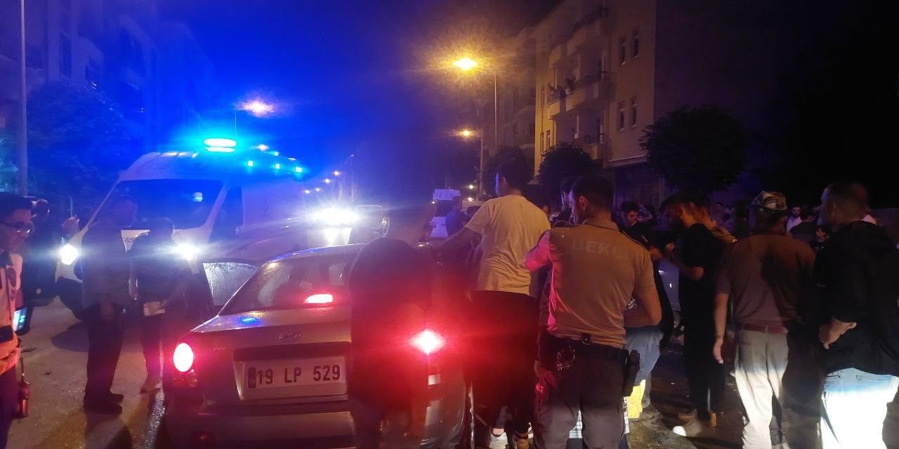 Çorum'da İki Otomobil Çarpıştı: Sürücüler Yaralı