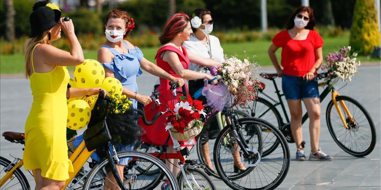 İzmir'de 'Süslü Kadınlar Bisiklet Turu' 4 Bin Katılımcıyla Rekor Kırdı