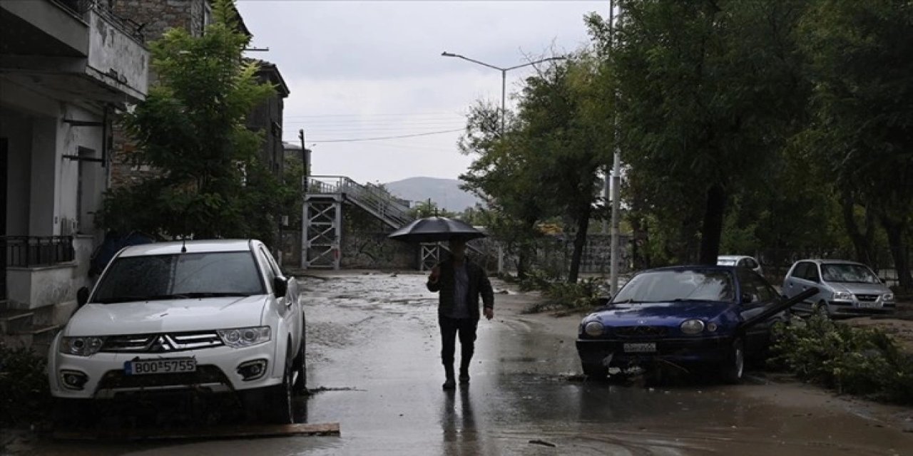 Yunanistan'da sel tehlikesi nedeniyle bazı yerleşim birimleri boşaltıldı