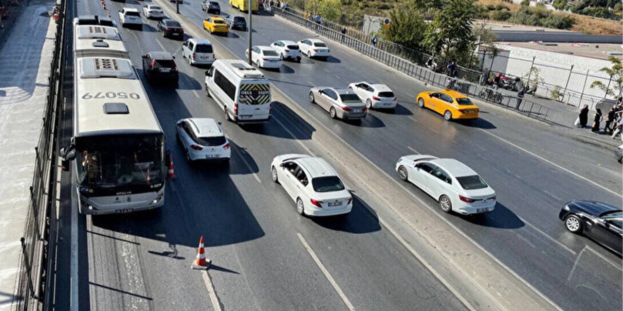 İstanbul'da Metrobüs Yolu Çalışmaları Sebebiyle D-100 Kara Yoluna Yönlendirmeler Başladı