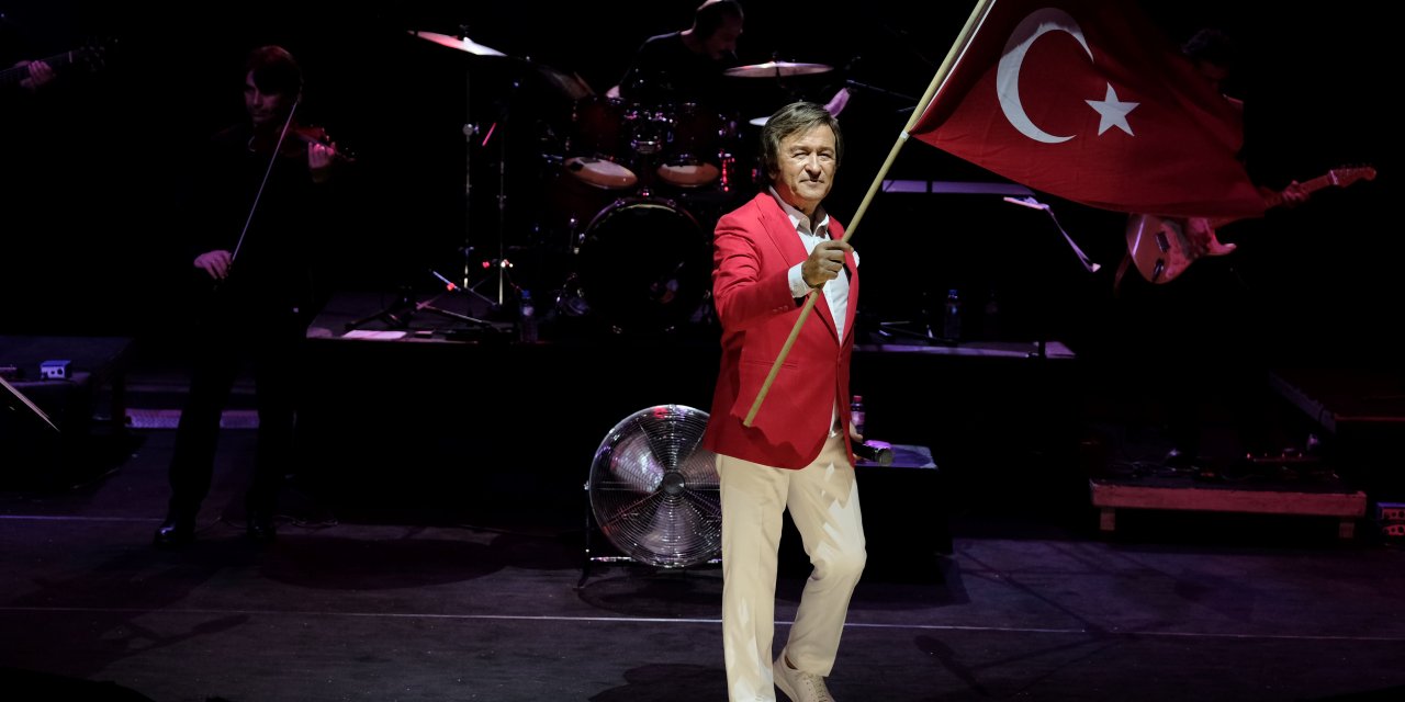 Erol Evgin'in Eşsiz Performansıyla Parlayan Adana Konseri