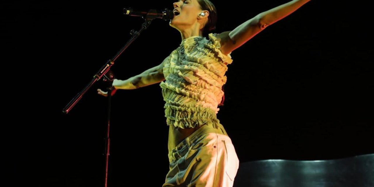 Charlotte Cardin'in Büyüleyici Performansı: '99 Nights Tour' İstanbul Konseri