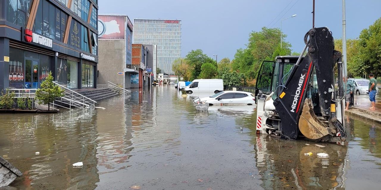 Samsun'da şiddetli yağış hayatı olumsuz etkiledi