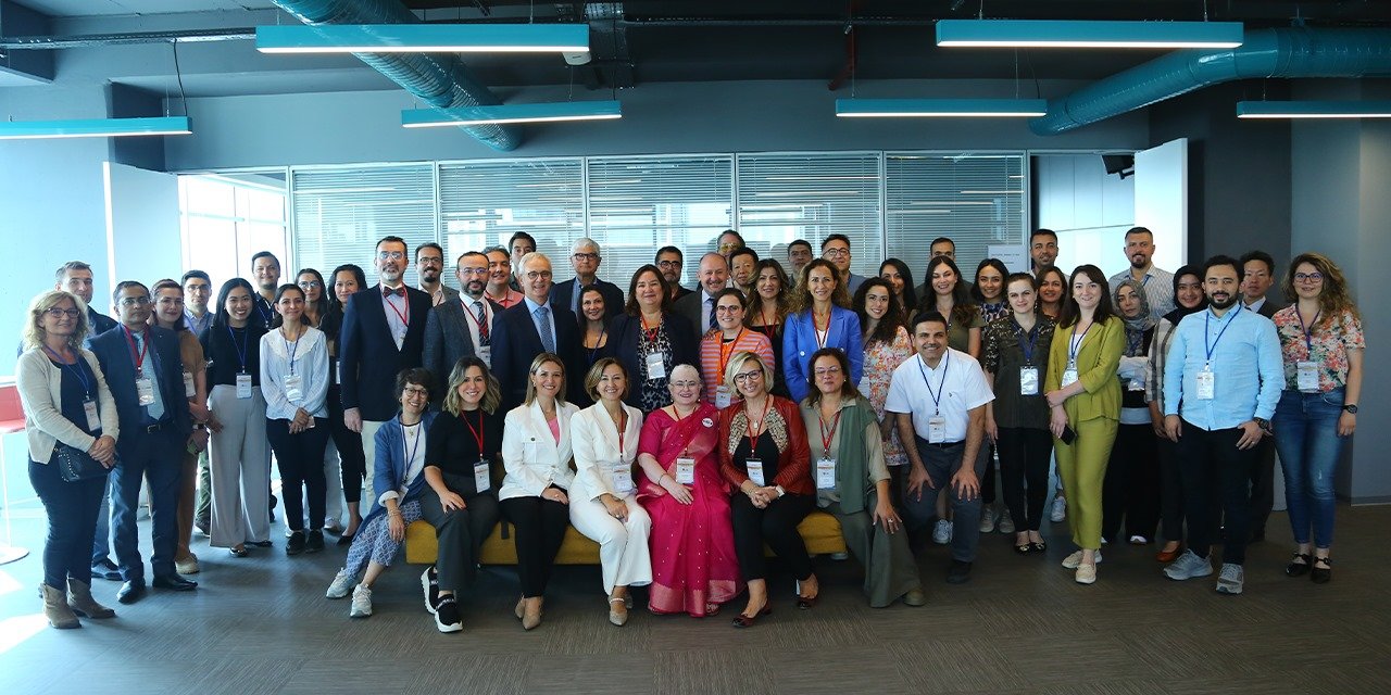 Ankara'da Türk Oftalmoloji ve Neonatoloji Dernekleri İşbirliğiyle Gerçekleşen Prematüre Retinopatisi Eğitimi