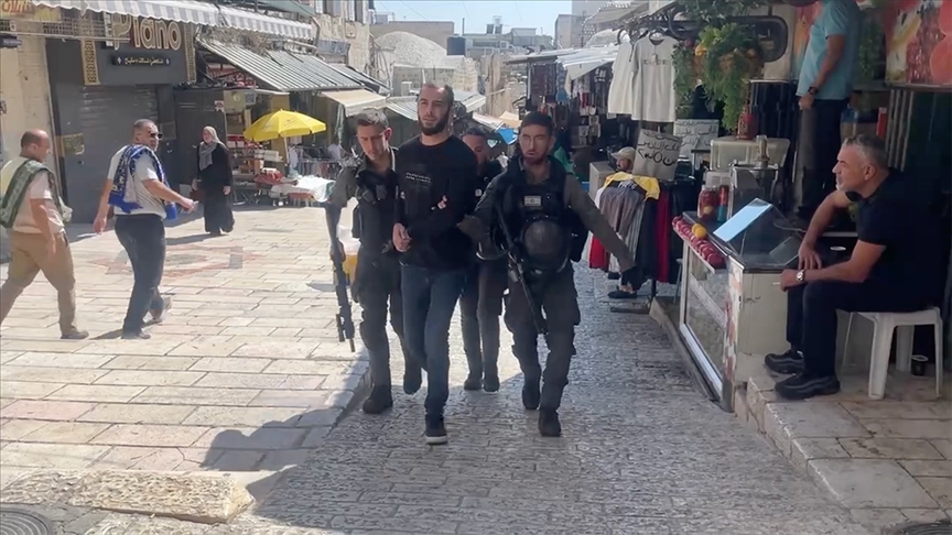 İsrail polisi, Mescid-i Aksa'ya girmelerine izin vermediği Filistinlilere gaz bombası ile müdahale etti