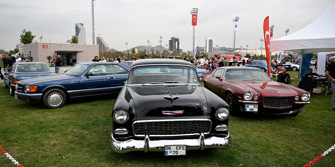 Başkentteki Türkiye Klasik Otomobil Festivali son gününde de ilgiyle takip edildi