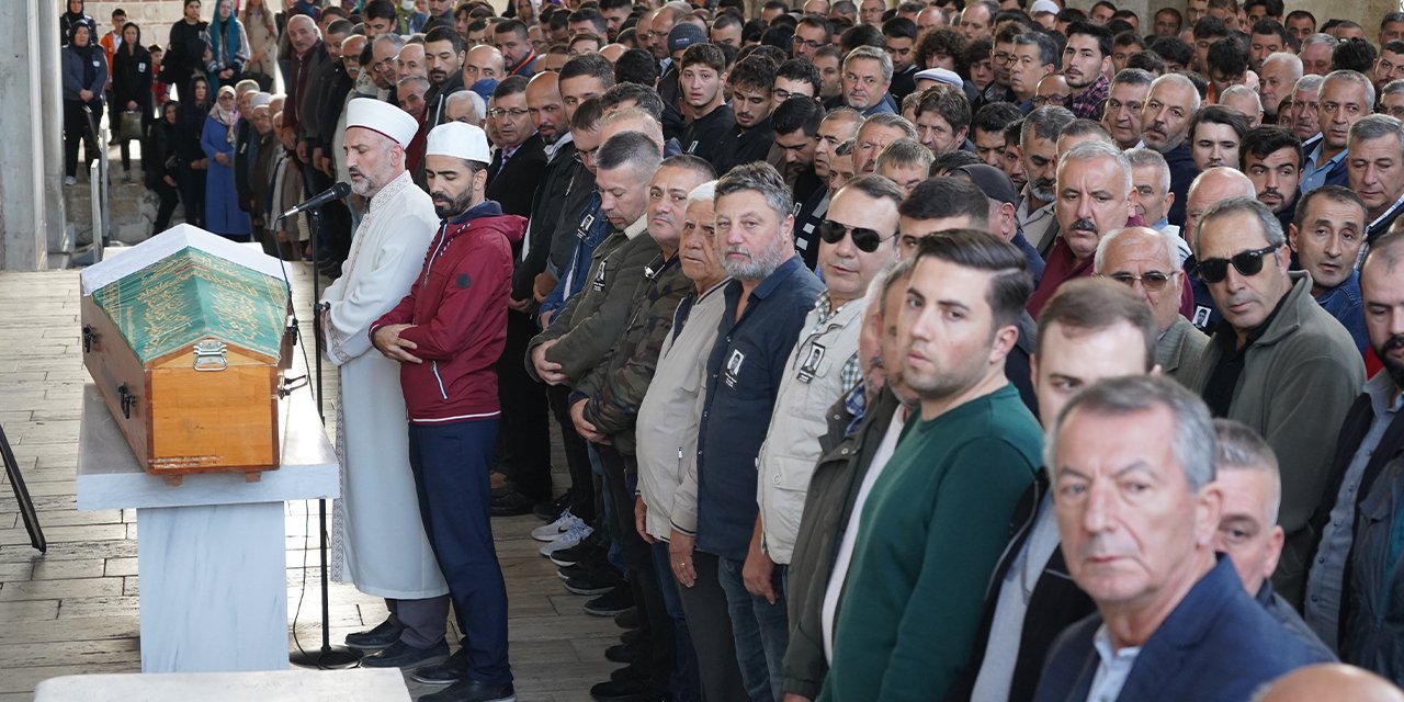 Edirne'de Hüzün! Kocaeli'de otomobilin çarpması sonucu hayatını kaybeden üniversite öğrencisinin cenazesi defnedildi