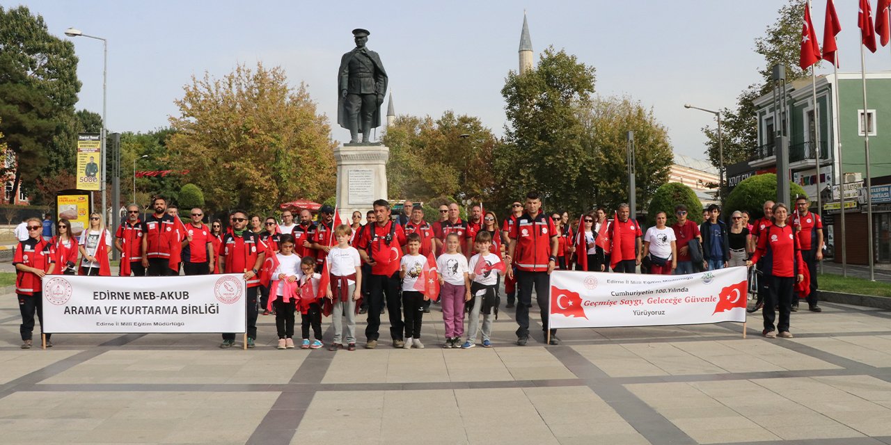 Edirne'de öğretmenler Cumhuriyet yürüyüşü düzenledi