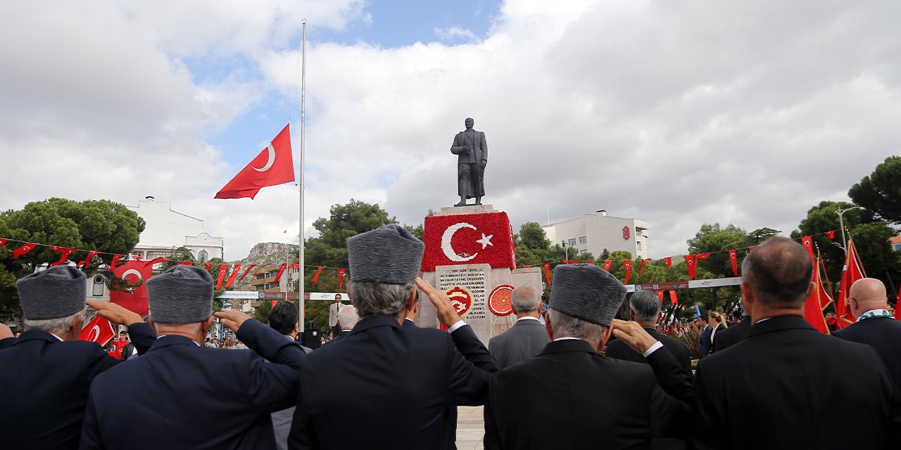 Antalya ve çevre illerde Cumhuriyet'in 100'üncü yılı coşkuyla kutlandı