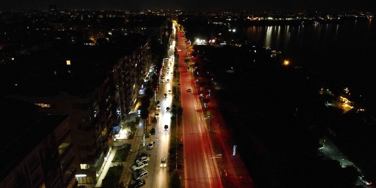 AEDAŞ'tan  Cumhuriyet'in 100. yılına özel kırmızı-beyaz cadde aydınlatması