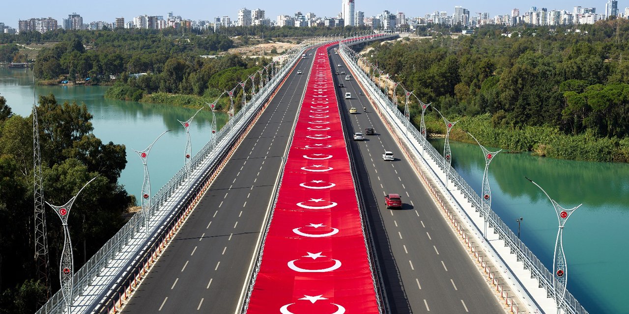 Adana 15 Temmuz Şehitler Köprüsü'ne dev bayrak