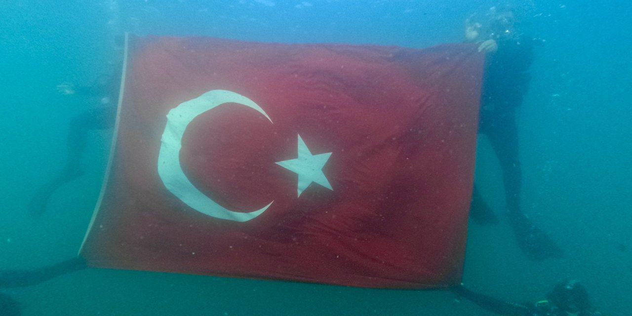 Van Gölü'nde Türk bayrağı açıldı