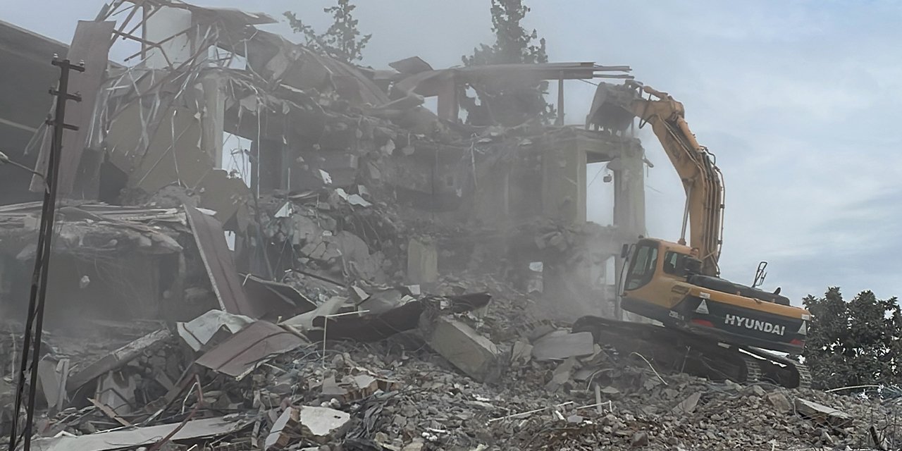 Hatay'da 5 bina kontrollü yıkıldı