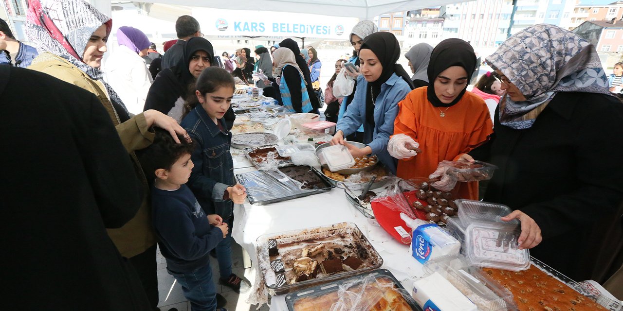 Kars'ta açılan Hayır Çarşısı'nın geliri Gazze'ye gönderilecek