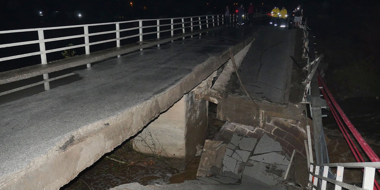 Balıkesir'de şiddetli yağış sonucu köprü çöktü