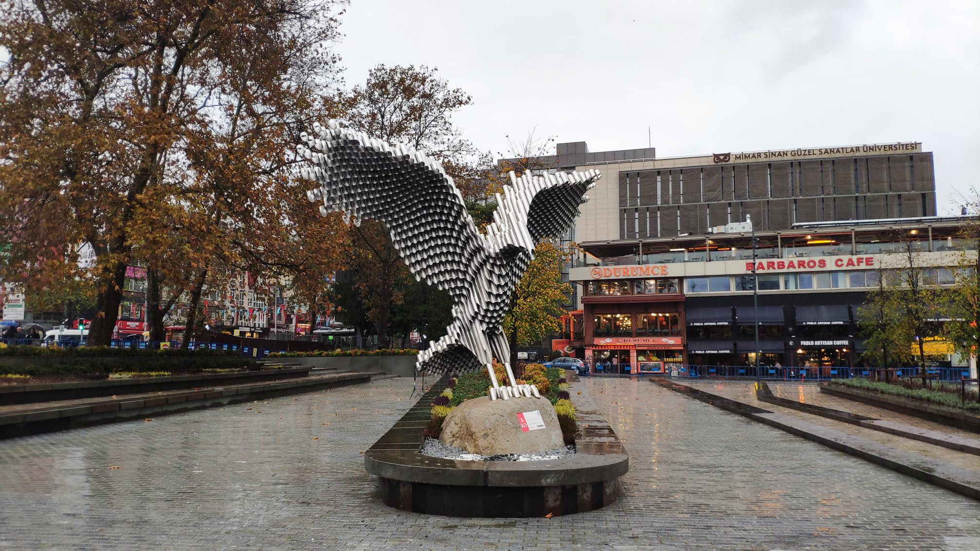 Meydan Beşiktaş’a, Kartal heykeli meydana çok yakıştı