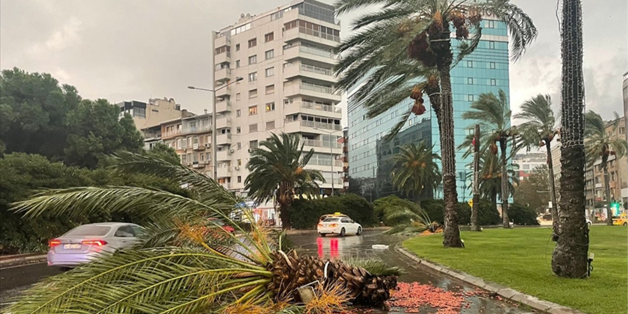 İzmir'de şiddetli sağanak ve fırtına etkili oluyor