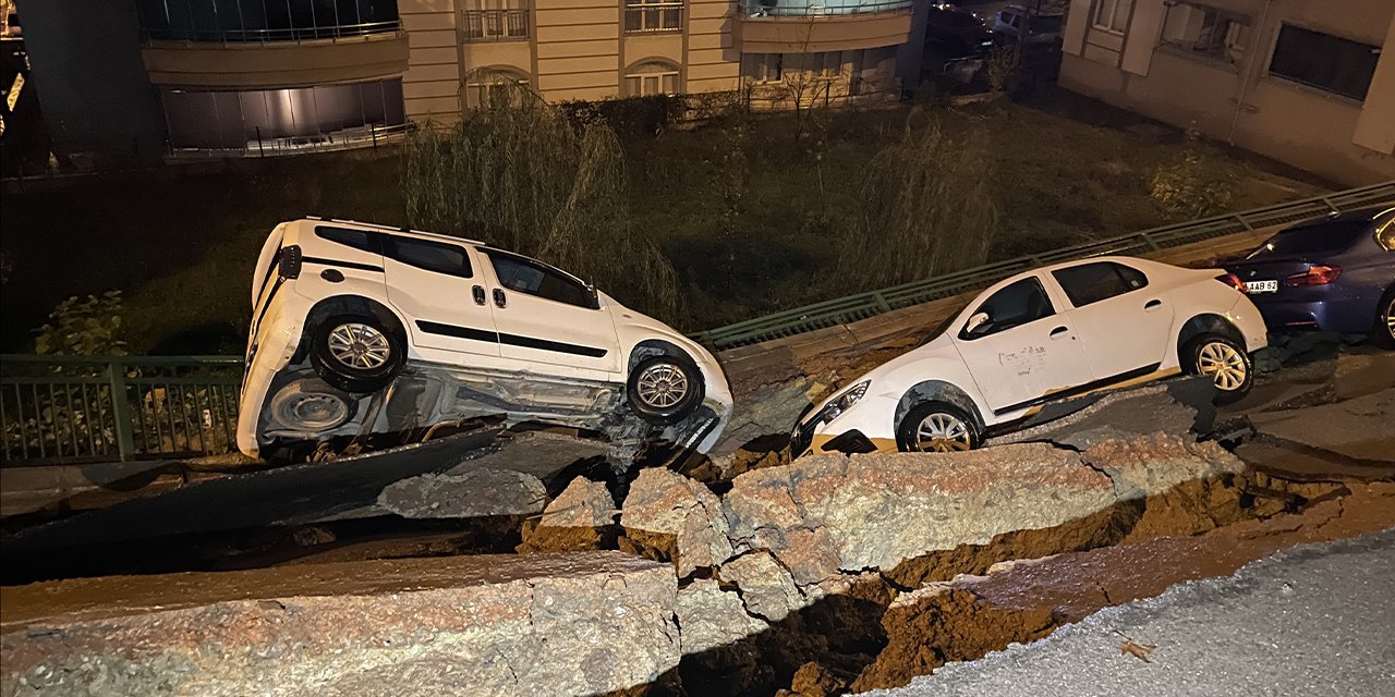 Bursa'da istinat duvarı yıkıldı: 4 araç zarar gördü