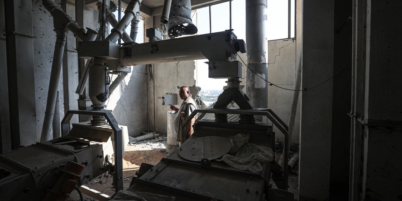 Gazze'de kalan tek un değirmenini de bombaladı