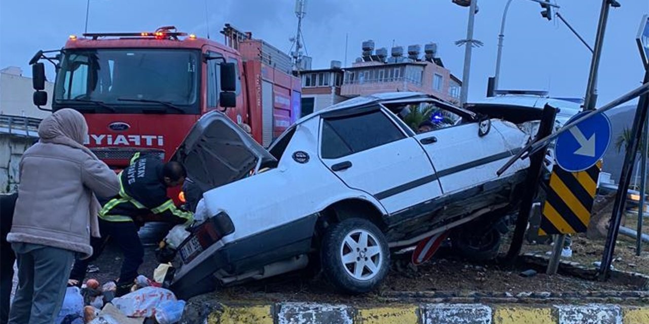 Hatay'da otomobil refüje çıktı: 5 kişi yaralandı