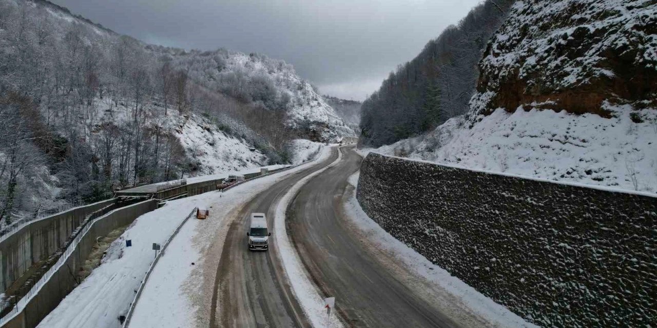 Ankara-Zonguldak kara yolunda kar yağışı ulaşımı aksatıyor