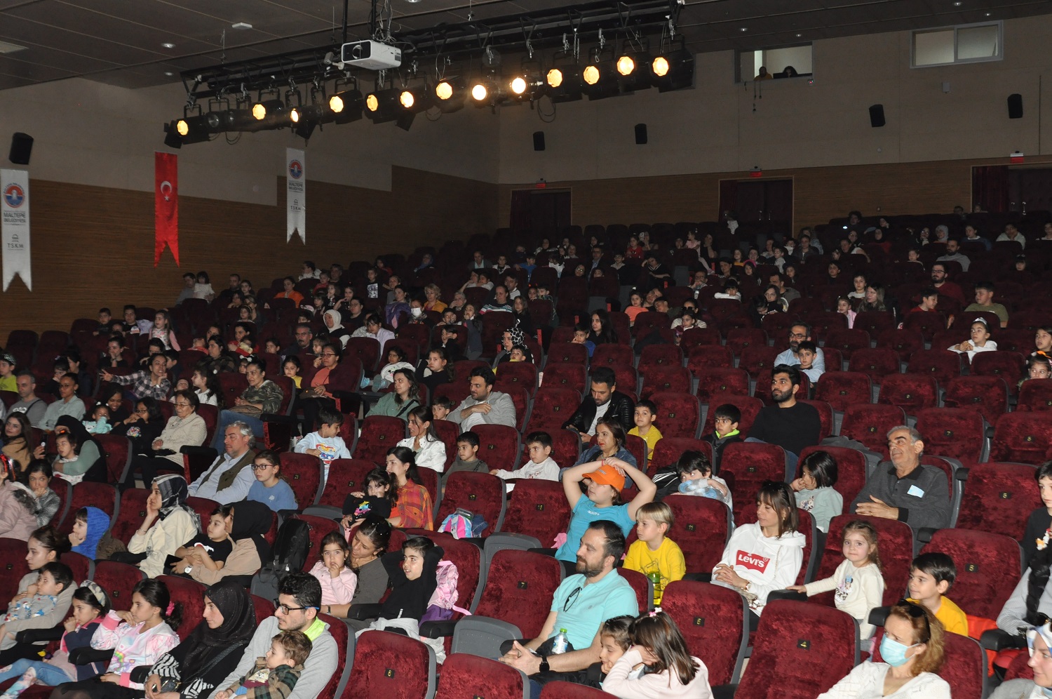 Ara tatilde 2 bin 600 Maltepeli çocuk tiyatroyla buluştu