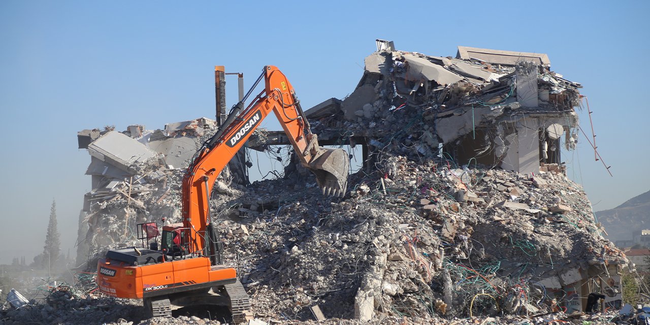 Hatay'da depremlerde ağır hasar alan binaların yıkımı devam ediyor