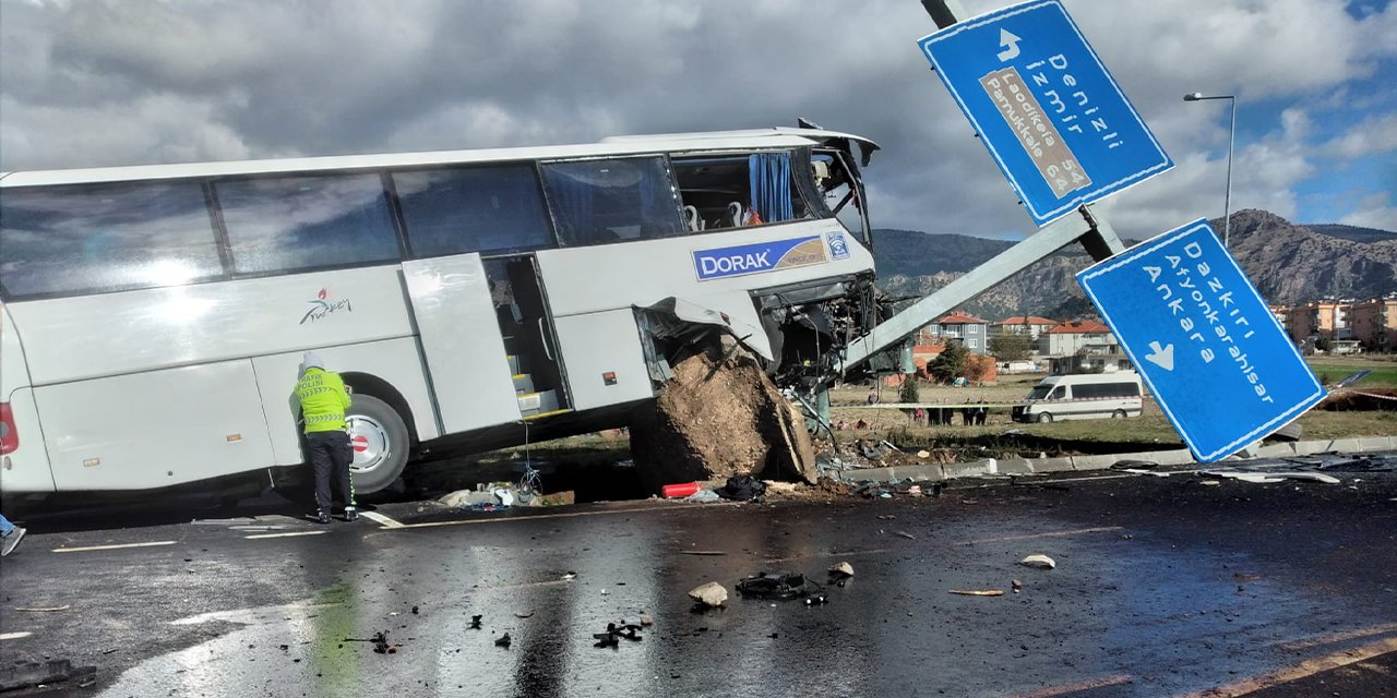 Denizli'de korkutan kaza: 20 turist yaralandı