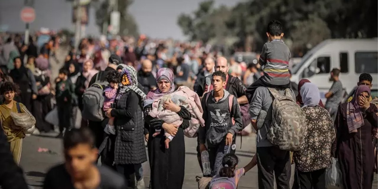 Gazze'de binlerce Filistinli evlerini görmek içi yola çıktı