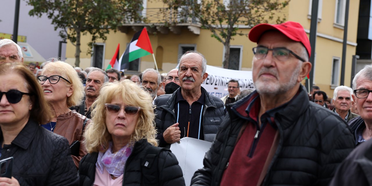 Yunanistan'da emekliler Filistin'e destek mesajı verdi
